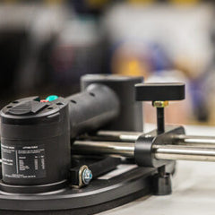 GRABO 90-Degree Seam Setter — Original Bolt-On Version — official product/application photo 12. Consult the listed package contents; demonstration tools and surfaces are not part of the accessory.