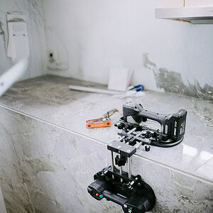 GRABO 90-Degree Seam Setter V2 — Quick-Lock Version — official product/application photo 12. Consult the listed package contents; demonstration tools and surfaces are not part of the accessory.