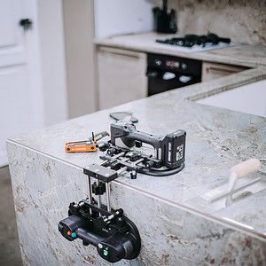 GRABO 90-Degree Seam Setter V2 — Quick-Lock Version — official product/application photo 7. Consult the listed package contents; demonstration tools and surfaces are not part of the accessory.