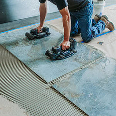 GRABO Tile Vibration Attachment — official product/application photo 10. Consult the listed package contents; demonstration tools and surfaces are not part of the accessory.