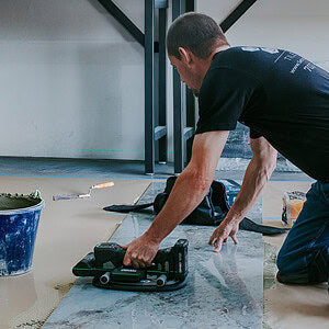 GRABO Tile Vibration Attachment — official product/application photo 13. Consult the listed package contents; demonstration tools and surfaces are not part of the accessory.