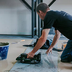 GRABO Tile Vibration Attachment — official product/application photo 13. Consult the listed package contents; demonstration tools and surfaces are not part of the accessory.