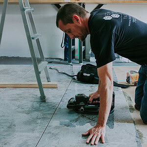 GRABO Tile Vibration Attachment — official product/application photo 6. Consult the listed package contents; demonstration tools and surfaces are not part of the accessory.